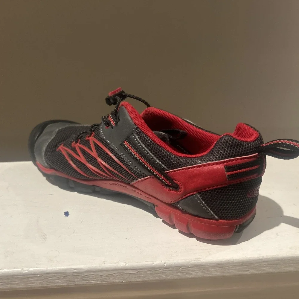Women's KEEN lace-up sneakers black & red contour arch tennis shoes US size 6